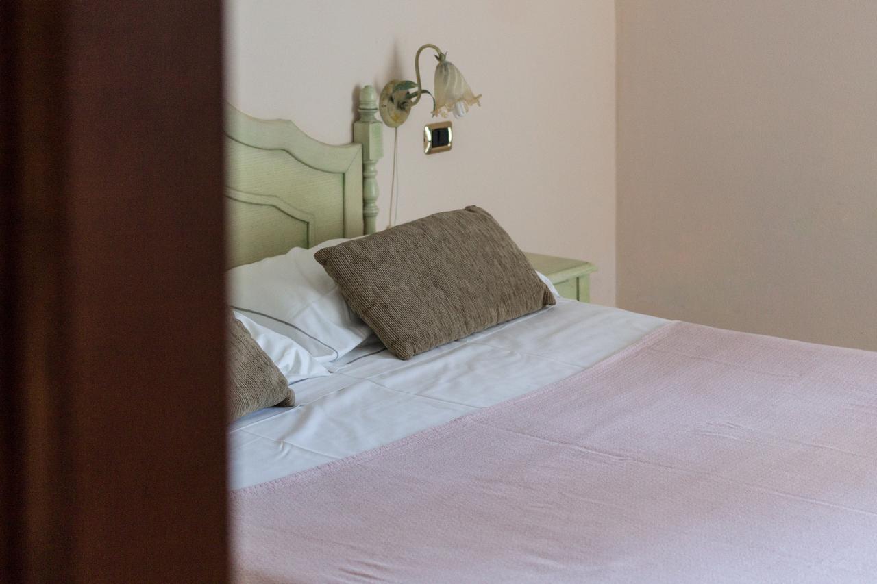 Sìnnai Hotel Villa Del Mare الغرفة الصورة