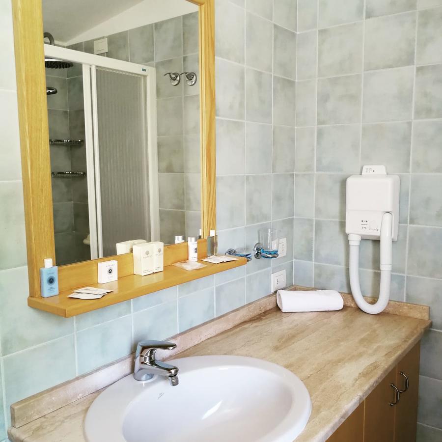 Sìnnai Hotel Villa Del Mare الغرفة الصورة