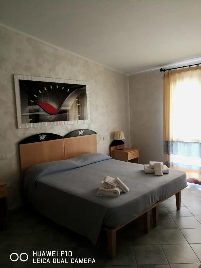 Sìnnai Hotel Villa Del Mare الغرفة الصورة